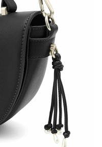 Borsa a mano in pelle nera con una finitura liscia, caratterizzata da una chiusura metallica e nappine decorative in pelle nera con perle attaccate.