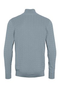 Šviesiai mėlynas megztinis su aukštu apykakle. Turi pynimo tekstūrą, ilgomis rankovėmis ir suvrėžtomis rankogaliais bei apačia. Pavaizduota nugaros pusė.