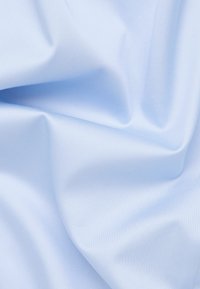 Lysblå stof, glat tekstur, let blank finish, draperede folder, ensartet farve med minimal glans, velegnet til tøj eller polstring.