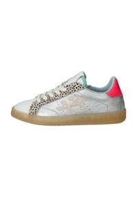 Zilveren sneakers met een witte neus, een gespotte zijpanelen en roze accenten bij de hak. Heeft een gestructureerde stof en een rubberen zool.