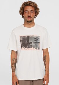 Valkoinen puuvillapaita, jossa on graafinen printti surffaajasta, jota ympäröivät abstraktit mustat ja koralli-kuviot, ja tekstinä "ONeill Surf Co. California S.C."