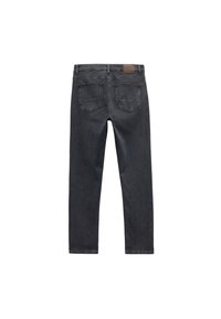Jeans de mezclilla negra con corte recto, que cuentan con dos bolsillos traseros, pasador para cinturón y un parche de cuero en la cinturilla.