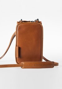 Braune Leder-Crossbody-Tasche mit rechteckiger Form, Reißverschluss und verstellbarem Tragegurt. Merkmale sind das eingeprägte Markenlogo und die glatte Textur.