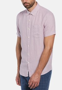 Korte mouwen, lichtroze button-up shirt met een borstzak en een zachte textuur. Voorzien van witte knopen en een afgeronde zoom.