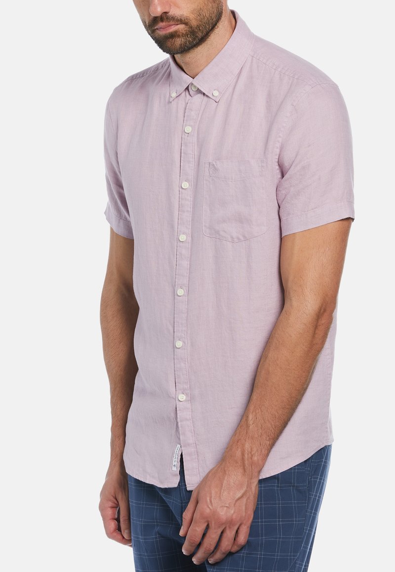 Korte mouwen, lichtroze button-up shirt met een borstzak en een zachte textuur. Voorzien van witte knopen en een afgeronde zoom.