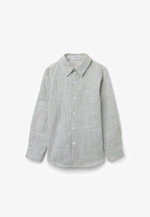 Chemise à manches longues boutonnée avec des rayures verticales grises et blanches, col pointu et poignets boutonnés, posée à plat sur un fond blanc.