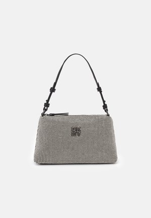 Kleine rechthoekige zilverkleurige handtas versierd met strass-steentjes, met zwarte verstelbare schouderriem en DKNY-logo aan de voorkant.