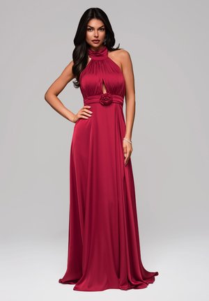 Lång burgundy klänning med hög halsringning, nyckelhålsutskärning, plisserad bodice och en rosaccent vid midjan, tillverkad av slät, flödande tyg.