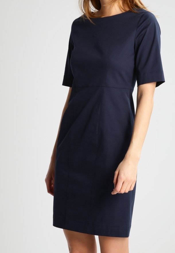 Robe bleu marine en tissu lisse, dotée de manches courtes, d'un col rond et d'une silhouette ajustée avec des coutures.