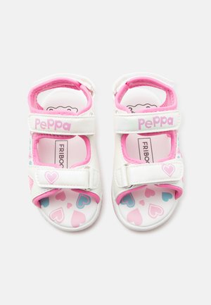 Sandales blanches et roses pour tout-petits avec des brides réglables, motifs en forme de cœur sur les semelles et "Peppa" imprimé sur les brides supérieures.