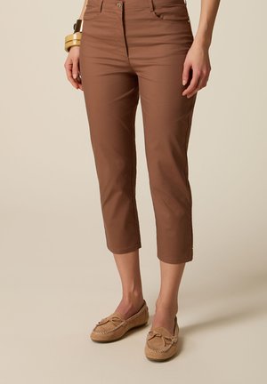 Oltre, PANTALONI CAPRI - Kalhoty - beige