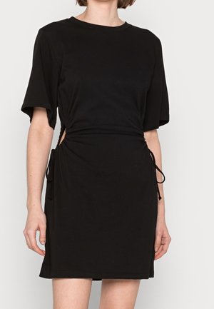 Sort kjole lavet af glat stof, med korte ærmer, rund halsudskæring og justerbare snore i siderne for tilpasning af pasform.