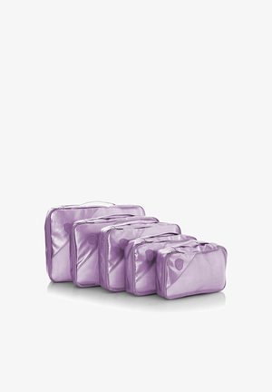 Ensemble de cinq cubes de rangement violets de tailles graduées, disposés côte à côte, avec fermetures éclair et poignées pour l'organisation de voyage.