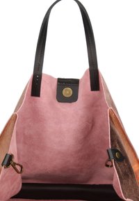 Roze leren tote bag met zwarte leren handvaten, een messing drukknoopsluiting en een glanzend bronzen accent aan één kant. De binnenkant is zacht en niet gevoerd.