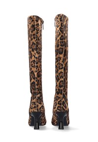 Botas hasta la rodilla de tejido con estampado de leopardo y textura mate, con tacón de aguja y cierre con cremallera en la parte posterior. Acento en el tacón negro.