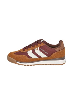 Zapatillas marrones y granate con rayas blancas, cordones granates y una suela blanca con un patrón de agarre texturizado.