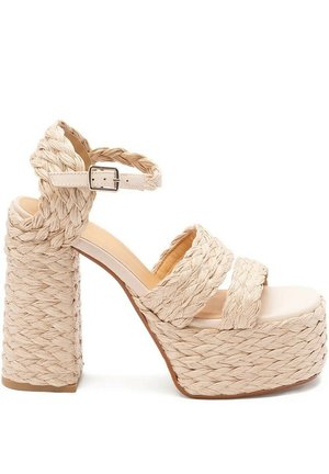 Sandale à talon haut beige à plateforme avec larges brides tressées, boucle à la cheville et design tissé couvrant le talon et la semelle.