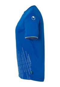 Blå kortærmet trænings t-shirt lavet af letvægtsstof, med et hvidt diagonalt mønster og et lille logo på ærmet.