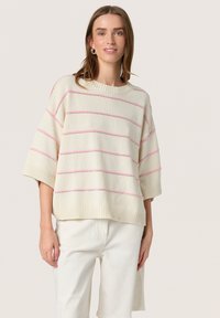 Off-white gebreide trui met korte mouwen, voorzien van roze horizontale strepen, een ribbelboord bij de hals en een losse pasvorm.