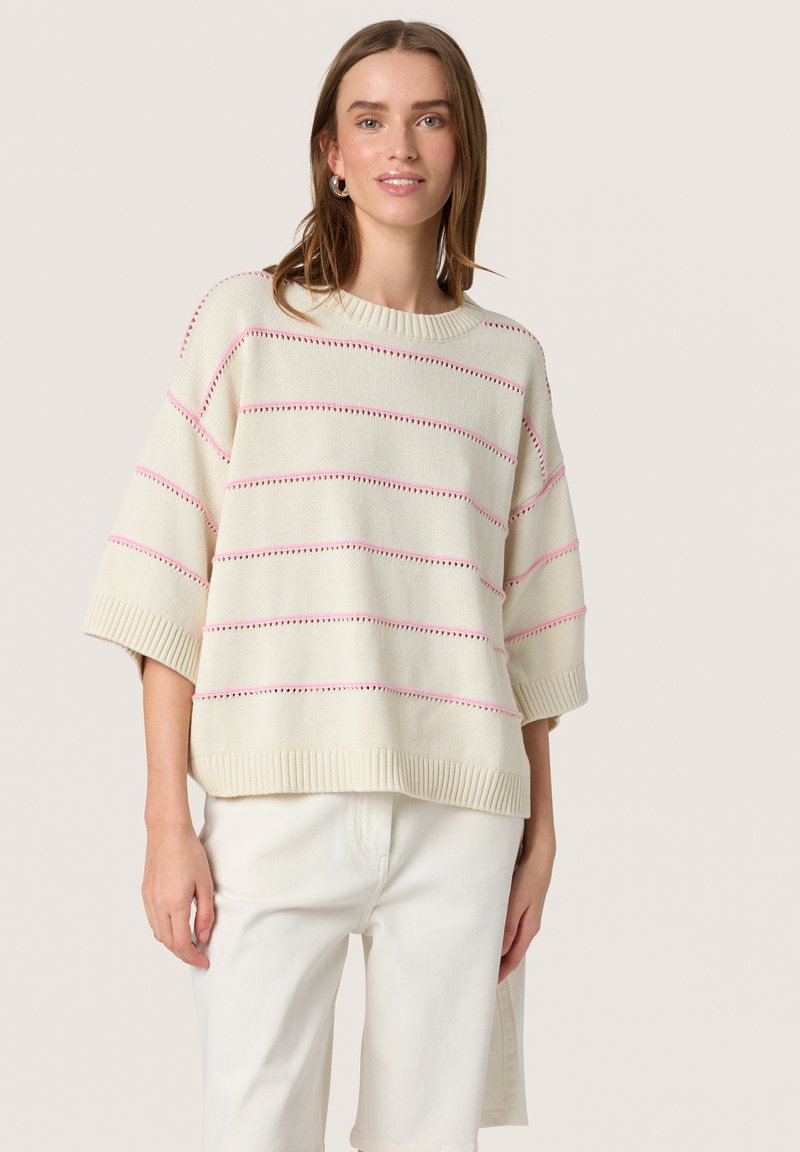 Off-white gebreide trui met korte mouwen, voorzien van roze horizontale strepen, een ribbelboord bij de hals en een losse pasvorm.