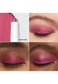 Stralende roze oogschaduwcrayon weergegeven met een swatch en aangebracht op drie verschillende oogleden, met een glanzende textuur en een levendige roze tint.