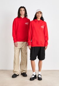 Tommy Jeans ENTRY GRAPHIC HOODIE UNISEX - Sudadera - deep crimson