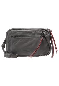 Šedá kožená crossbody taška se zipovým uzávěrem, přední kapsou, dekoračními červenými koženými akcenty a odnímatelným popruhem.