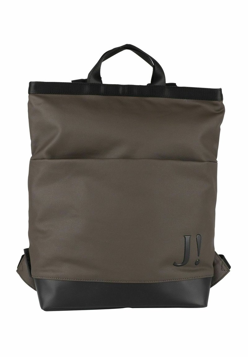 Brun tygryggsäck med en strukturerad yta, svarta accenter vid basen, ett handtag ovanpå och justerbara axelremmar. Har en präglad logotyp "J!".