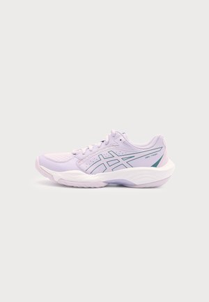 Adidași atletici violet deschis cu talpă albă, dungi turcoaz cu logo pe lateral și textul „GEL-TASK” în zona călcâiului.