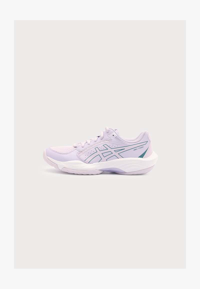 Baskets de sport violet clair avec une semelle blanche, des bandes de logo bleu sarcelle sur le côté, et le texte « GEL-TASK » sur la zone du talon.