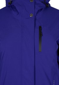 Chaqueta impermeable morada con cuello alto, capucha ajustable, bolsillo en el pecho con cremallera y detalles en negro. Acabado de textil suave.