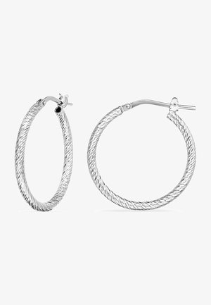 Silberne gedrehte Creolenohrringe mit einem strukturierten Muster, sicherem Verschluss und glatter Oberfläche auf der Unterseite.