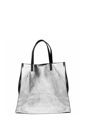 Sac fourre-tout en métal argenté avec des poignées en cuir noir. Le sac présente une texture lisse et un design minimaliste sans embellissements supplémentaires.