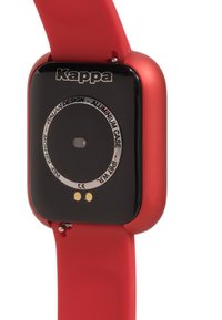 Reloj inteligente rojo con caja de aluminio, pantalla táctil negra y correa de silicona suave. Presenta pines de carga y una clasificación de resistencia al agua IP67.