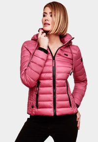 Roze pufferjack met een ritssluiting aan de voorkant en een capuchon, met zwarte accenten en een gewatteerd ontwerp. Het heeft zijzakken en een getailleerde pasvorm.