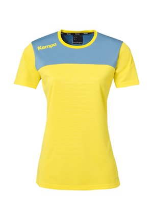 Gelbes Sportshirt mit blauer Ausschnitt- und Schulterpartie. Merkmale sind strukturierte Streifen auf der Vorderseite und ein figurbetontes Design. Markenlogo sichtbar.