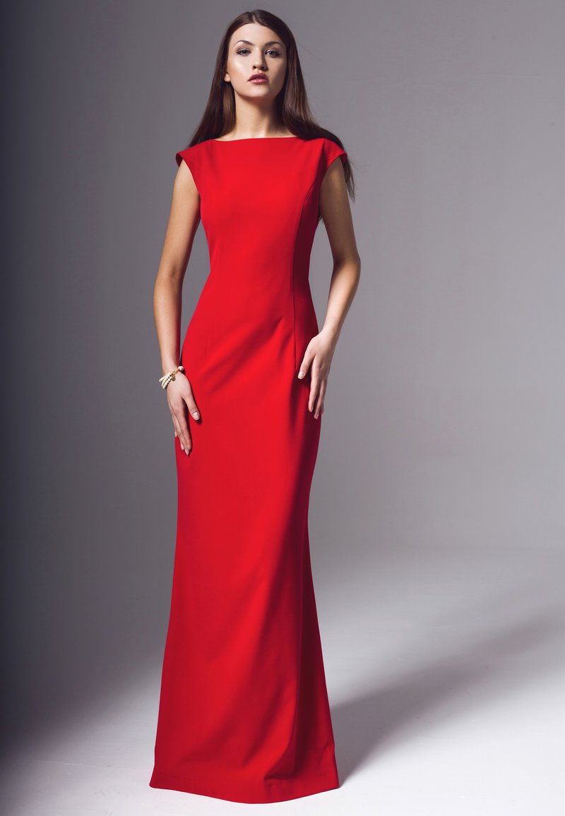 Czerwona sukienka maxi o dopasowanym kroju, z krótkimi rękawami i wysokim dekoltem. Gładki materiał ze spójnym, bezszwowym wykończeniem i bez widocznych ozdób.