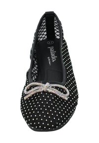 Zapato plano negro con tela texturizada, adornado con strass multicolores y un detalle de lazo en la parte frontal, con una plantilla acolchada.