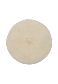 Kremowy, okrągły beret wykonany z miękkiego, puszystego materiału z centralnym guzikiem i gładką fakturą. Brak widocznych wzorów czy akcentów.