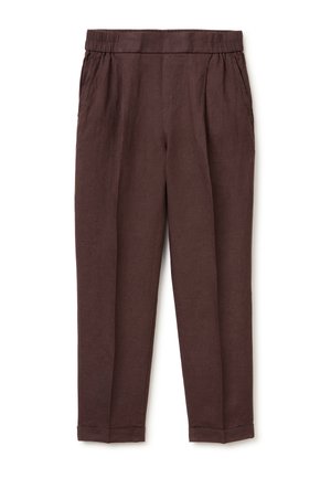 Brązowe spodnie o prostych nogawkach z elastycznym paskiem, bocznymi kieszeniami i podwiniętymi nogawkami na białym tle.