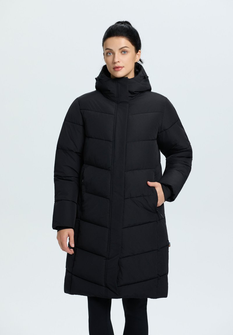 Sort polstret lang frakke med høj krave, der har lynlåslukning, sidelommer og en quiltet tekstur. Glat materiale med et elegant design.