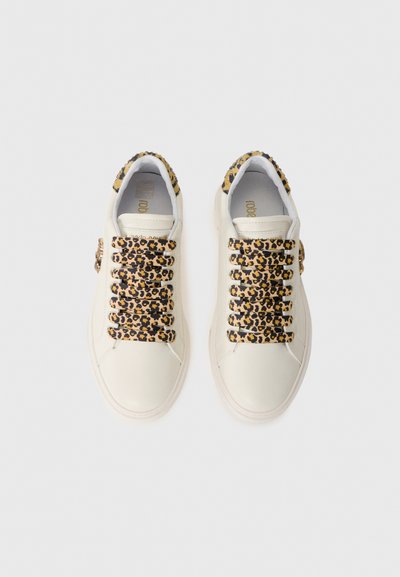 Sneaker bianchi con lacci e accenti leopardati. Suola piatta, punta rotonda e dettagli testurizzati sul tallone. L'interno presenta una soletta con marchio.
