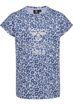 Kortærmet t-shirt i lys lilla med mørkeblå leopardmønster. Har et sølvfarvet logo og året "1923" i midten. Blødt stof.