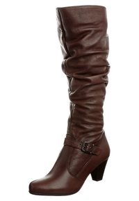 Bota de cuero marrón hasta la rodilla con tela arrugada, puntera cuadrada y una correa decorativa con hebilla en el costado. Diseño de tacón cuadrado.
