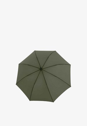 Offener dunkelgrüner Regenschirm mit acht Segmenten und einem zentralen schwarzen Griff, von oben auf weißem Hintergrund sichtbar.