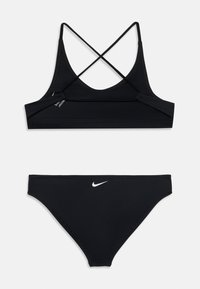Ensemble de bikini noir comprenant un haut à dos nageur avec des bretelles croisées et un bas taille basse assorti, tous deux ornés d'un petit logo blanc.