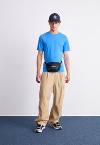 LIGHTWEIGHT PACKABLE HIP PACK UNISEX - Ľadvinka - black
