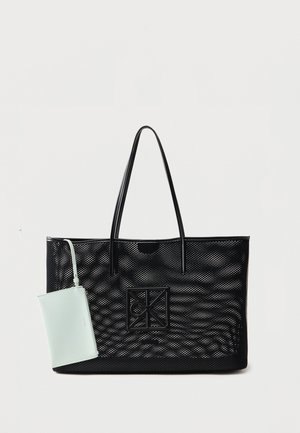Fekete hálós táska hosszú fogantyúkkal és elülső geometriai logóval, bal oldalán kis világos menta színű zsebbel.