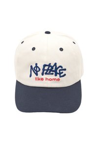 Casquette de baseball blanche avec visière marine, affichant le texte brodé "Pas d'endroit comme chez soi" en bleu et rouge. Matériau en coton, design à six panneaux.