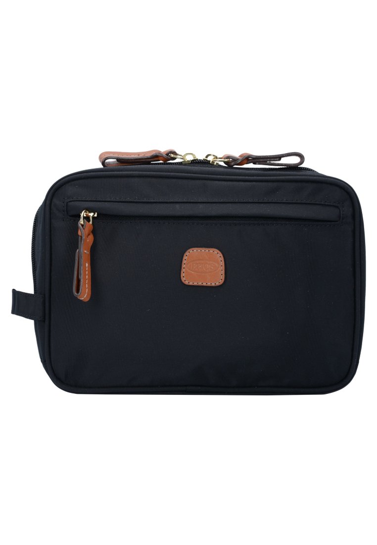 Pouch da viaggio in nylon nero con tasca anteriore con zip, dettagli in pelle marrone e chiusura con doppia zip sicura. Design rettangolare compatto.